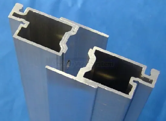 The "r" channel used as a seam cover between panels